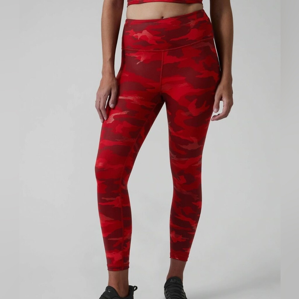 Athleta Elation Train Printed 7/8 Tight Leggings Women’s Medium Red Camouflage